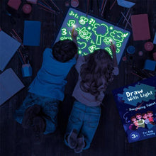 Laden Sie das Bild in den Galerie-Viewer, Interesantes Spielzeug Zeichentafel Set mit Licht im Dunkeln