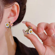 Laden Sie das Bild in den Galerie-Viewer, ✨Gänseblümchen-Blume asymmetrische Ohrringe