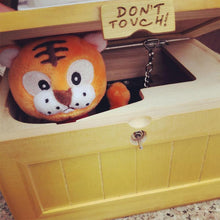 Laden Sie das Bild in den Galerie-Viewer, Lustiger Tiger in einer Box