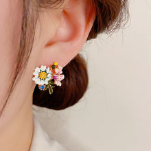 Laden Sie das Bild in den Galerie-Viewer, ✨Gänseblümchen-Blume asymmetrische Ohrringe