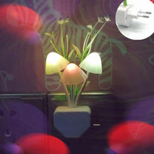 Laden Sie das Bild in den Galerie-Viewer, Magisches Pilz-LED-Nachtlicht mit Farbwechsel